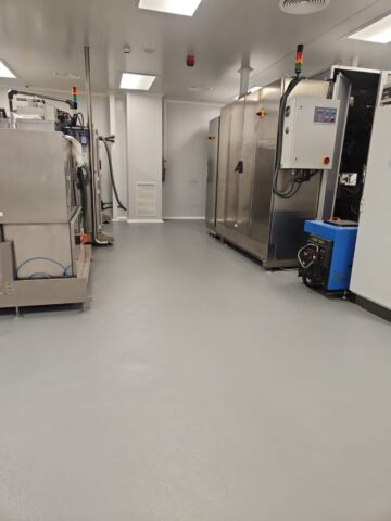 Pavimento multicapa de resina epoxi 100% sólidos en zona de empresa farmacéutica1